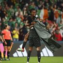 La nigeriana Blessing Demehin salta encima de su compañera Osinachi Ohale tras el empate 0-0 contra Irlanda, en el Mundial femenino, el lunes 31 de julio de 2023. (AP Foto/Tertius Pickard)