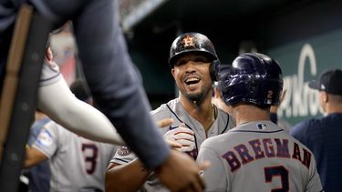 El cubano José Abreu festeja luego de batear un jonrón de tres carreras en el juego del miércoles 6 de septiembre de 2023, ante los Rangers de Texas. (AP Foto/Tony Gutiérrez)