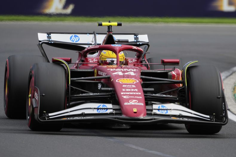 El británico Lewis Hamilton de la escudería Ferrari maniobra el auto en la sesión de clasificación del Gran Premio de Australia el sábado 15 de marzo del 2025. (AP Foto/Asanka Brendon Ratnayake)