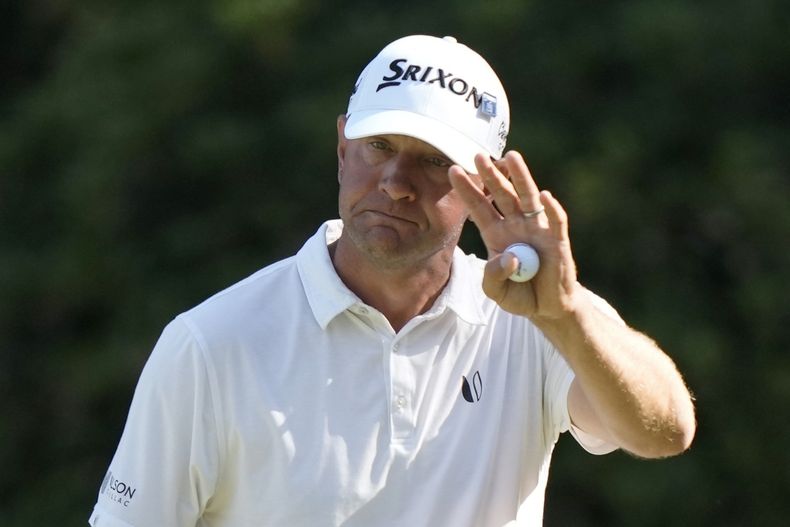 ARCHIVO - Foto del 13 de abril del 2024, Lucas Glover saluda a lafición durante el putt en el hoyo 13 en la tercera ronda del Masters en el Augusta National. (AP Foto/Charlie Riedel, Archivo)