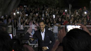 El actor mexicano Eugenio Derbez llega a la alfombra roja de la película Radical, en el Festival Internacional de Cine de Morelia en Morelia, México, el jueves 26 de octubre de 2023. (Foto AP/Berenice Bautista)