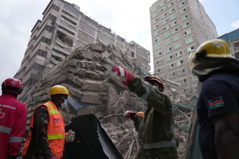 Elementos de las fuerzas de seguridad y la defensa civil trabajan tras el derrumbe de un edificio de varias plantas en Nairobi, Kenia, el viernes 23 de octubre de 2026. (Foto AP/Brian Inganga)