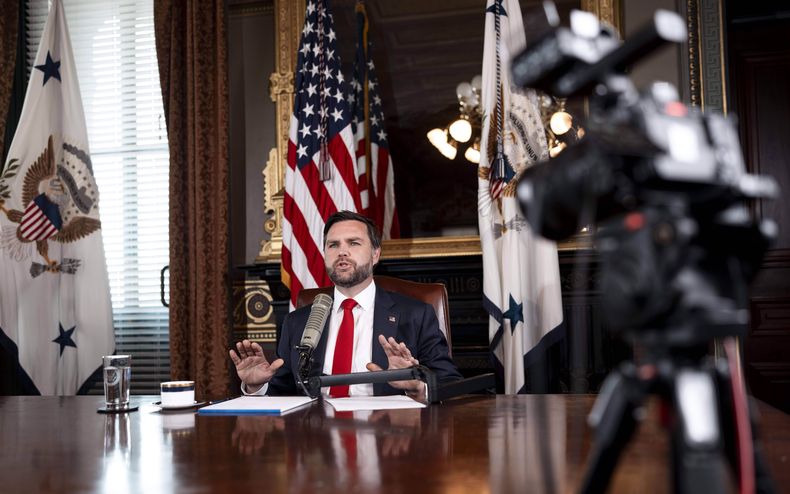 El vicepresidente JD Vance presenta un episodio de The Charlie Kirk Show en la Casa Blanca, luego del asesinato del presentador del programa, el lunes 15 de septiembre de 2025, en Washington. (Doug Mills/The New York Times via AP, Pool)