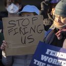 ARCHIVO - Manifestantes realizan una protesta en apoyo a empleados federales en el exterior del Departamento de Salud y Servicios Humanos, el 14 de febrero de 2025, en Washington. (AP Foto/Mark Schiefelbein, archivo)