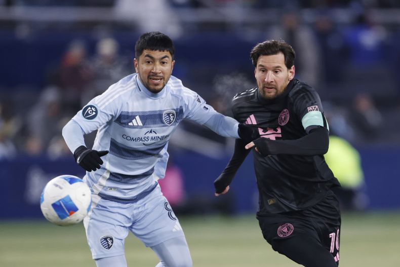 Lionel Messi (derecha), del Inter Miami, disputa un balón con Memo Rodríguez, del Sporting Kansas City, en un encuentro de la Copa de Campeones de la CONCACAF, disputado el miércoles 19 de febrero de 2025 (AP Foto/Colin E. Braley)