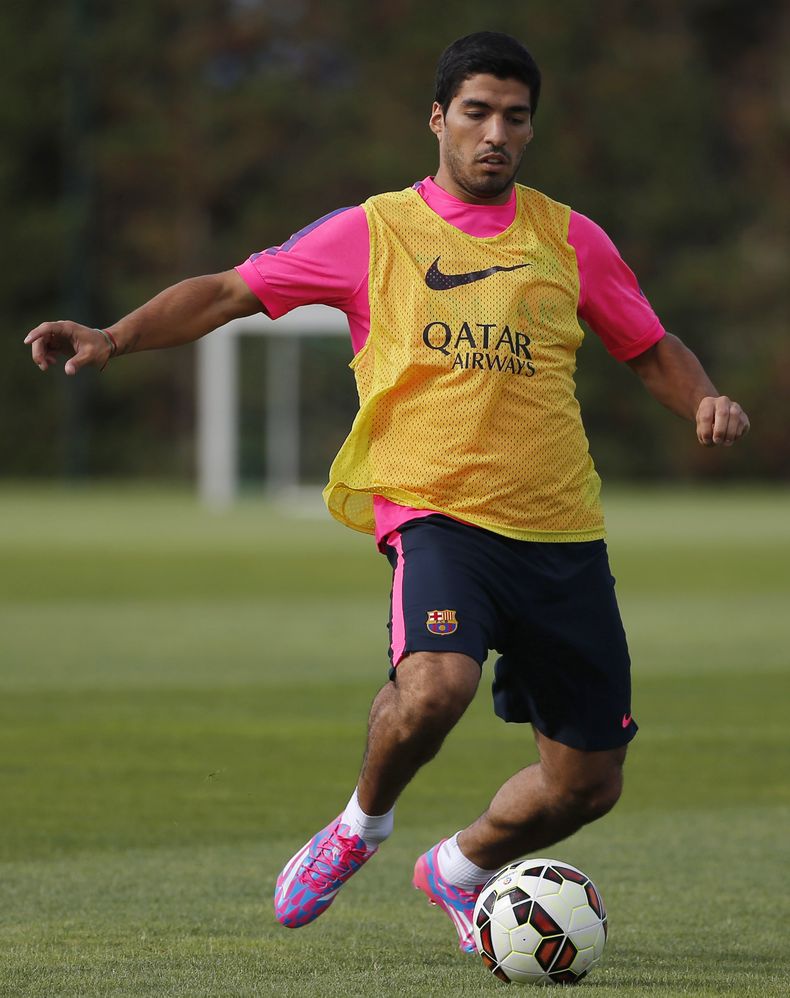 El atacante uruguayo Luis Su&aacute;rez entrena con el Barcelona el viernes 15 de agosto de 2014 luego de que se levantara la prohibici&oacute;n para participar en cualquier actividad relacionada con el f&uacute;tbol que le impuso la FIFA. (Foto de AP/Emi