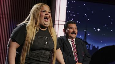 Esta imagen proporcionada por Disney muestra la creadora de contenido de TikTok, Jools Lebron, a la izquierda, y el elenco de programa de entrevistas Guillermo Rodríguez en el set de Jimmy Kimmel Live! el lunes 19 de agosto de 2024 en Los Ángeles. (Randy Holmes/ABC-Disney vía AP)