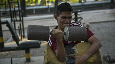 Choque Maduro-Guaidó podría agravar la miseria en Venezuela