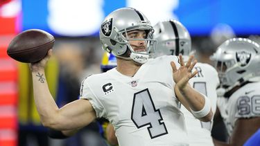 Raiders dan de baja a Carr; se convierte en agente libre