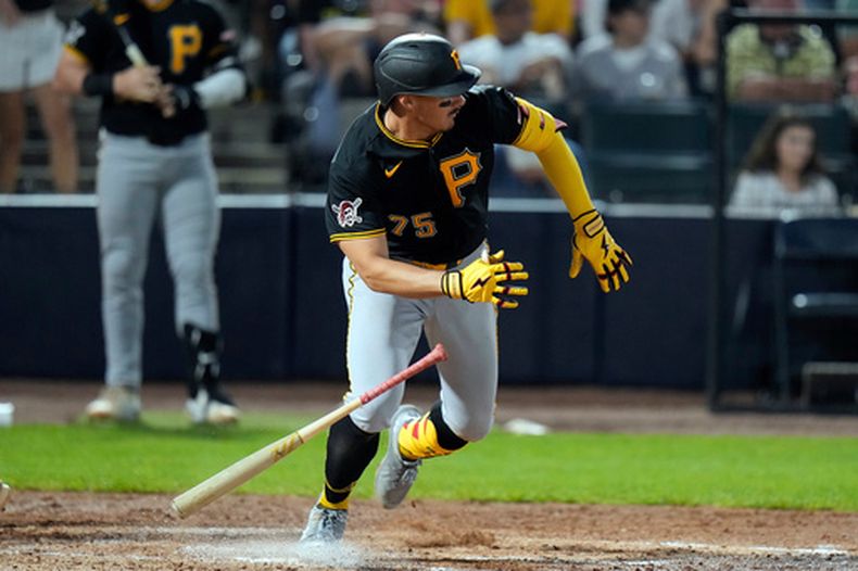 Konnor Griffin de los Piratas de Pittsburgh tras batear un doble ante los Yankees de Nueva York, el lunes 9 de marzo de 2026, en Tampa, Florida. (AP Foto/Chris OMeara)