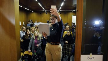 Votantes de Iowa coinciden en París y hacen historia