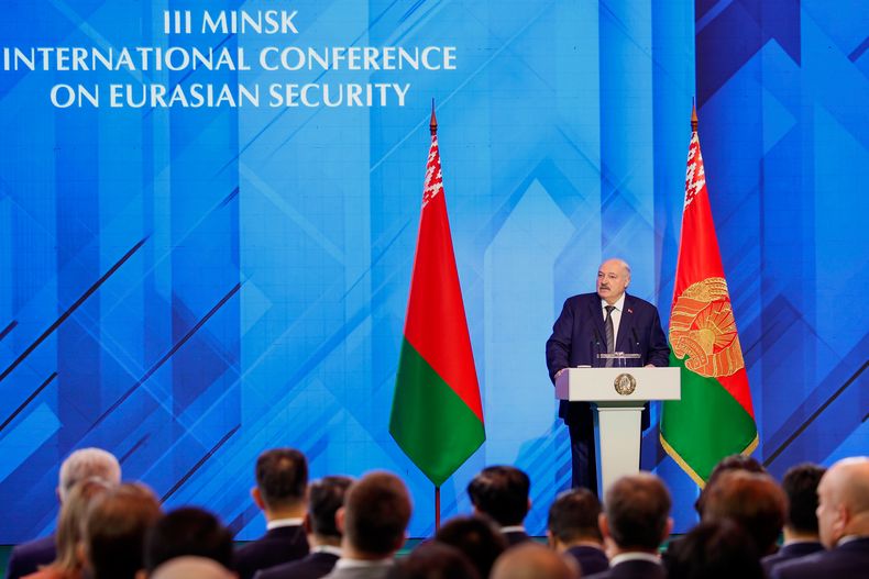 Foto suministrada por el Servicio de Prensa de la Presidencia de Bielorrusia, que muestra al presidente bielorruso Alexander Lukashenko en una conferencia en Minsk, Bielorrusia, el 28 de octubre del 2025. (Servicio de Prensa de la Presidencia de Bielorrusia via AP)