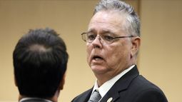 Scot Peterson, un policía que estaba presente cuando ocurrió la masacre de Parkland en Florida, habla con su abogado Mark Eiglarsh en el tribunal de Fort Lauderdale, Florida, el 30 de mayo de 2023. (Amy Beth Bennett/South Florida Sun-Sentinel via AP, Pool)