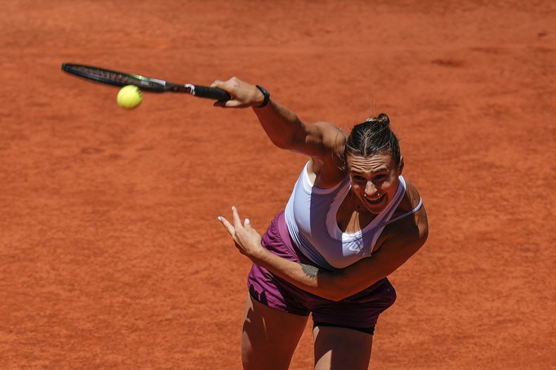Aryna Sabalenka saca ante Mirra Andreeva en el Abierto de Madrid, el lunes 1 de mayo de 2023. (AP Foto/Manu Fernández)