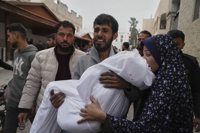 Un palestino carga el cuerpo de su hija de 11 años, Aya Al-Samri, que murió en un ataque aéreos israelí, durante su funeral en la Ciudad de Gaza, el viernes 21 de marzo de 2025. (AP Foto/Jehad Alshrafi)