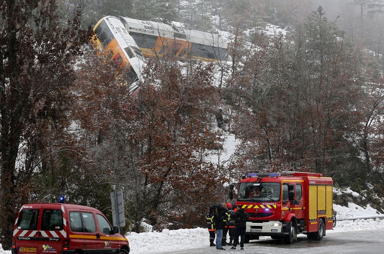 Panorama de un tren tur&iacute;stico que fue aplastado por una enorme roca que se desprendi&oacute; de una monta&ntilde;a en los Alpes franceses, dejando dos muertos y nueve heridos, el s&aacute;bado 8 de febrero de 2014. (Foto AP)