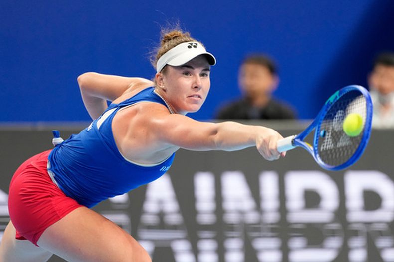 La checa Linda Noskova devuelve ante la española durante el duelo de sencillos por las semifinales de la Copa Billie Jean King, el viernes 25 de septiembre de 2026, en Shenzhen, China. (AP Foto/Andy Wong)
