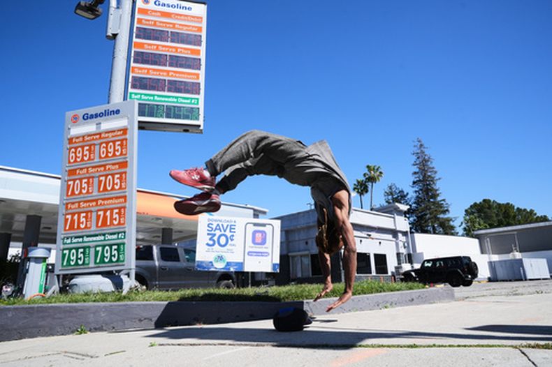 Un hombre hace acrobacias frente a una gasolinera en los Ángeles el 9 de marzo del 2026. (AP foto/Damian Dovarganes)