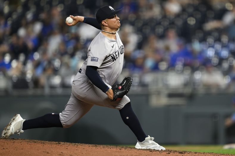Vóctor González, relevista de los Yankees de Nueva York, lanza en contra de un bateador de los Reales de Kansas City durante la novena entrada del juego de béisbol del martes 11 de junio de 2024, en Kansas City, Missouri. (AP Foto/Reed Hoffmann)