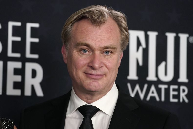 Christopher Nolan posa en la sala de prensa con el premio a la mejor película para Oppenheimer en la 29a entrega de los Critics Choice Awards el domingo 14 de enero de 2024, en Barker Hangar en Santa Monica, California. (Foto Jordan Strauss/Invision/AP)