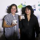 Las directoras Fernanda Valadez, izquierda, y Astrid Rondero de la película Sujo posan con los premios a mejor largometraje mexicano y mejor dirección en la ceremonia de la 22ª edición del Festival Internacional de Cine de Morelia, el viernes 25 de octubre de 2024, en Morelia, México. (Foto AP /Berenice Bautista)