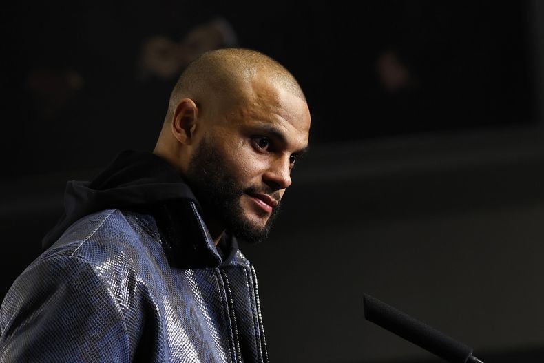 Dak Prescott quarterbak de los Cowboys de Dallas responde a preguntas en conferencia de prensa luego de la victoria del equipo ante los Seahawks de Seattle, en Arlington, Texas, el jueves 30 de noviembre de 2023. (AP Foto/Roger Steinman)