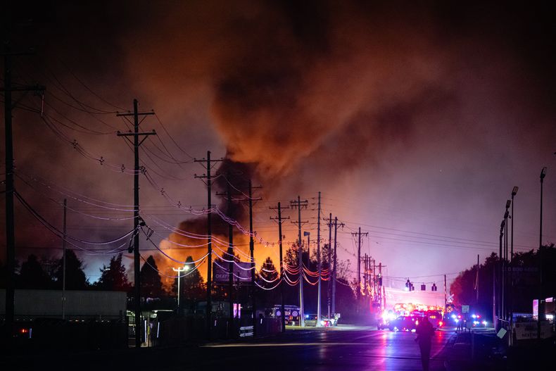 Columnas de humo se elevan desde el área donde chocó un avión de carga de UPS en el Aeropuerto Internacional Muhammad Ali, el martes 4 de noviembre de 2025, en Louisville, Kentucky. (AP Foto/Jon Cherry)