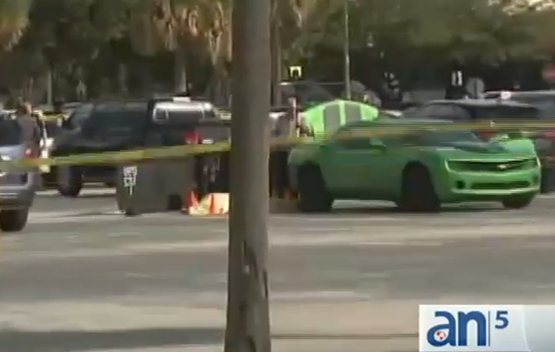 La policía mató hoy a tiros a un hombre en el estacionamiento de un centro comercial de Hialeah.
