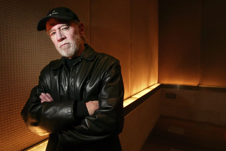 ARCHIVO - El actor y comediante George Carlin posa en un hotel de Nueva York el 19 de marzo de 2004. Los herederos de George Carlin demandaron el 25 de enero de 2024 a la compañía de medios detrás de un falso especial de comedia de una hora de duración que supuestamente utiliza inteligencia artificial para recrear el estilo y el material del difunto comediante de monólogos. (Foto AP/Gregory Bull, archivo)