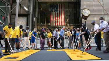 alcalde de nueva york bill de blasio pinta black lives matter frente a torre trump