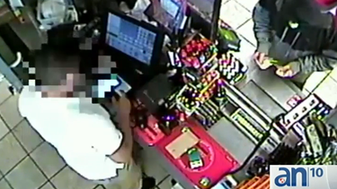 americateve | Roban a punta de pistola una estación de gasolina en Homestead y todo quedó captado en cámara.