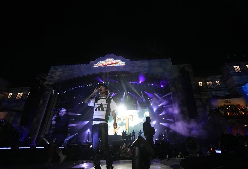 El cantante mexicano Natanael Cano durante su presentación en el primer día del festival Arre en la Ciudad de México el domingo 10 de septiembre de 2023. (Foto AP/Fernando Llano)