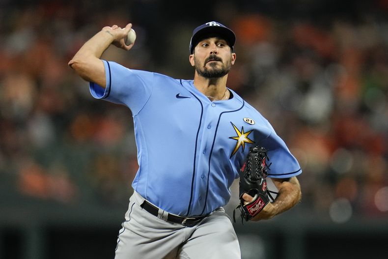 Zach Eflin, abridor de los Rays de Tampa Bay, labora en el juego del viernes 15 de septiembre de 2023 ante los Orioles de Baltimore (AP Foto/Julio Cortez)