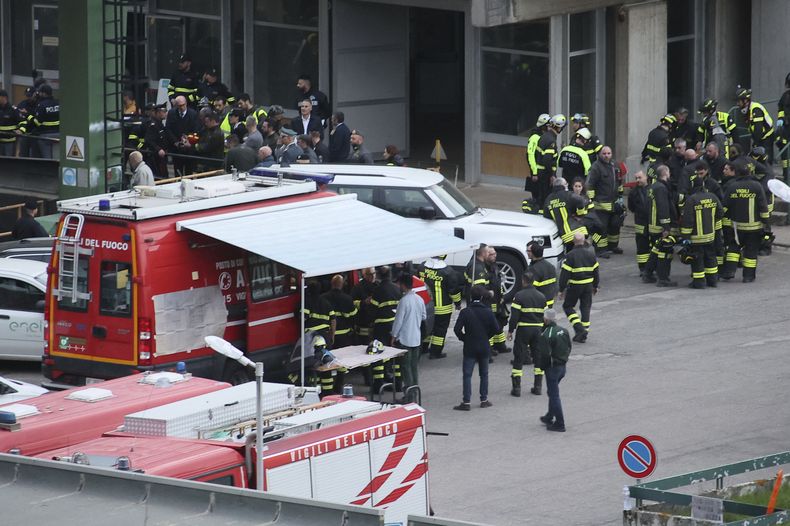 Personal de emergencias en el lugar de una explosión ocurrida en la planta hidroeléctrica de la represa de Suviana, Italia, el martes 9 de abril de 2024. Los buscaban el miércoles a cuatro desaparecidos en el siniestro, aunque tenían pocas esperanzas de encontrarlos con vida. (Michele Nucci/LaPresse via AP)