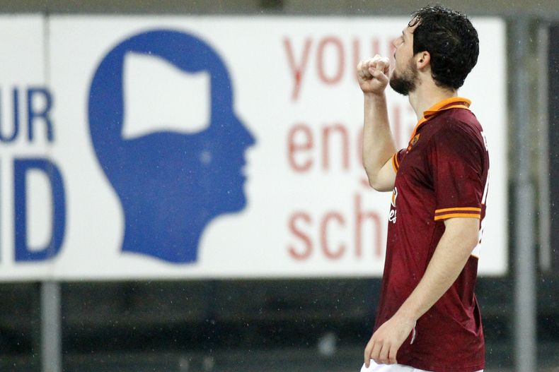 El jugador de la Roma, Mattia Destro, festeja un gol contra Chievo en la Serie A el s&aacute;bado, 22 de marzo de 2014, en Verona, Italia. (AP Photo/Felice Calabro)