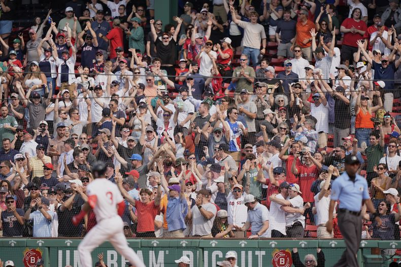 Fanáticos celebran el cuadrangular de Ceddanne Rafaela (3) con el que los Medias Rojas de Boston dejaron tendidos en el campo a los Angelinos de Los Ángeles en la novena entrada del juego de béisbol de Grandes Ligas, el miércoles 4 de junio de 2025, en Boston. (AP Foto/Robert F. Bukaty)