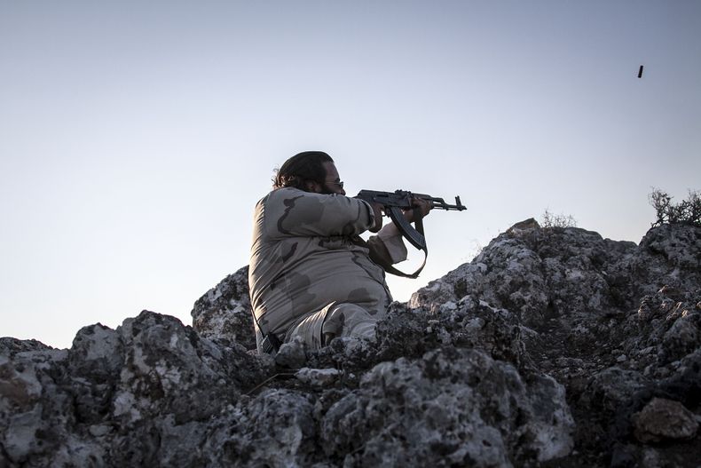 Foto del domingo, 29 de septiembre del 2013 de un insurgente sirio disparando contra las fuerzas gubernamentales en la villa de Telata, situada en la cima de una monta&ntilde;a en la provincia norte&ntilde;a de Idlib, en Siria. (Foto AP)