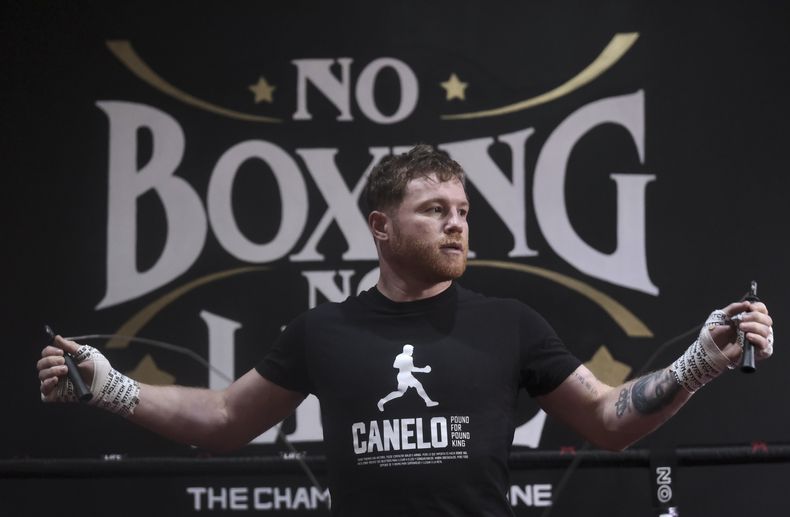 Saul Canelo Álvarez saltando soga durante un entrenamiento en un gimnasio de Guadalajara, México, el lunes 17 de abril de 2023. (AP Foto/Refugio Ruiz)