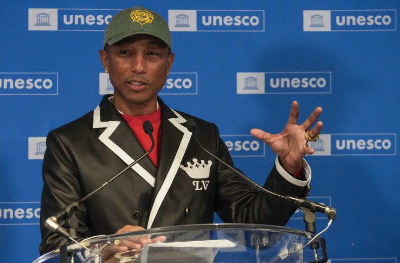Pharrell Williams hace un gesto mientras habla después de ser nombrado Embajador de Buena Voluntad de la UNESCO para las Artes, la Educación y el Emprendimiento en la sede de la UNESCO en París, el martes 17 de diciembre de 2024. (Foto AP/Michel Euler)