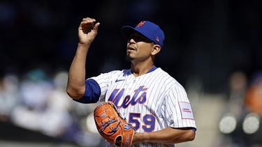 Carlos Carrasco de los Mets de Nueva York durante el quinto inning del juego contra los Marlins de Miami, el doming 9 de abril de 2023. (AP Foto/Adam Hunger)
