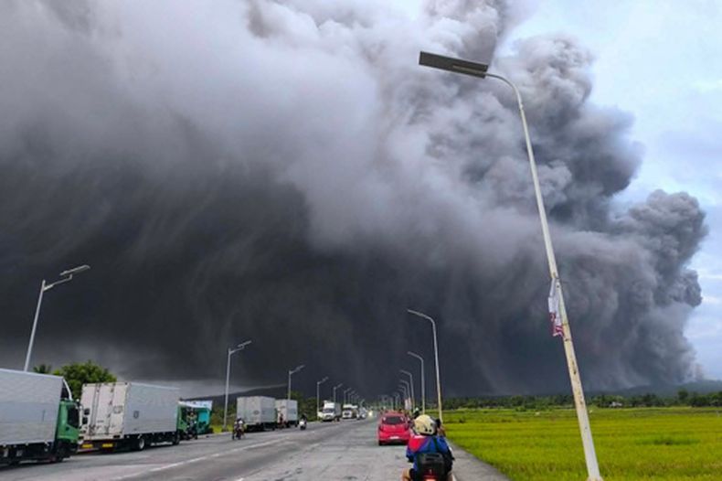 El volcán de Mayon expulsa ceniza visto desde Camalig, en la provincia de Albay, Filipinas, el sábado 2 de mayo de 2026. (Christian Añonuevo Lorilla via AP)