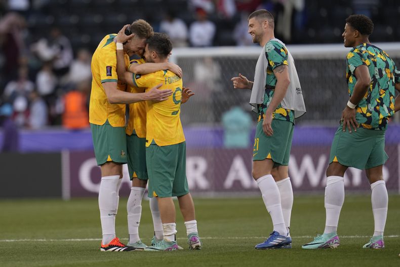 El australiano Harry Souttar (izquierda) y sus compañeros de equipo celebran después de su victoria en el partido de octavos de final de la Copa Asia ante Indonesia en el estadio Jassim Bin Hamad en Doha, Qatar, el domingo 28 de enero de 2024. (AP Foto/Aijaz Rahi)