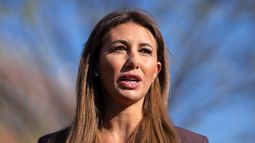 Alina Habba, nominada por el presidente Donald Trump para ser fiscal en Nueva Jersey, afuera de la Casa Blanca en Washington el 26 de marzo del 2025. (AP foto/Mark Schiefelbein)