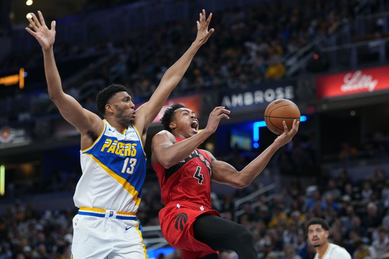 Scottie Barnes, alero de los Raptors de Toronto, dispara frente a Tony Bradley, de los Pacers de Indiana, durante el duelo del sábado 15 de noviembre de 2025 (AP Foto/AJ Mast)