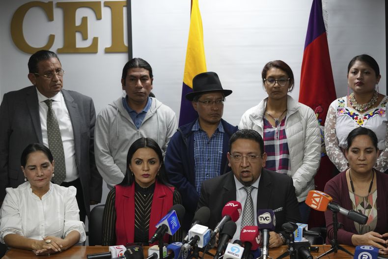 El presidente de la disuelta Asamblea Nacional de Ecuador, Virgilio Saquicela, en la primera fila y segundo a la derecha, rodeado de otros legisladores, habla durante una conferencia de prensa en Quito, Ecuador, el miércoles 17 de mayo de 2023. (AP Foto/Dolores Ochoa)
