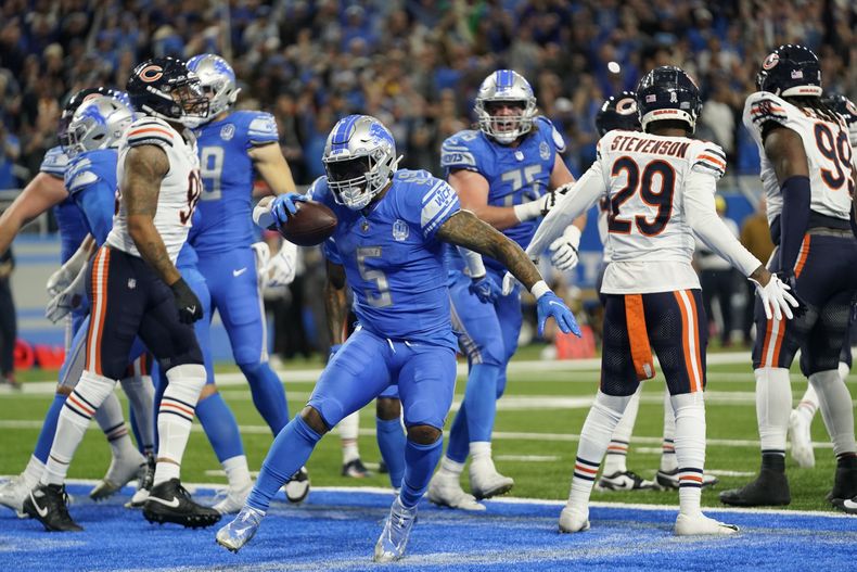 David Montgomery (5), running back de los Lions de Detroit, anota el touchdown de la diferencia con acarreo de una yarda, durante la segunda mitad del partido de la NFL en contra de los Bears de Chicago, el domingo 19 de noviembre de 2023, en Detroit. (AP Foto/Paul Sancya)