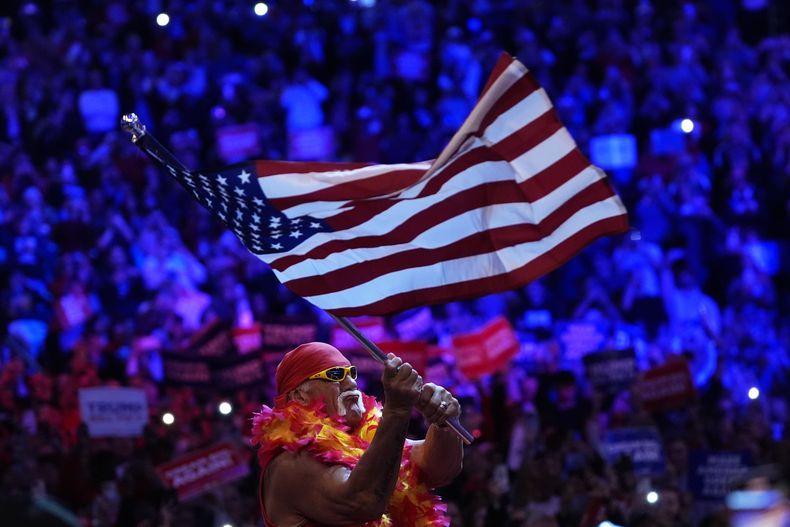 Hulk Hogan ondea una bandera estadounidense en un mitin de campaña del expresidente y candidato presidencial republicano Donald Trump en el Madison Square Garden, el domingo 27 de octubre de 2024, en Nueva York. (Foto AP/Julia Demaree Nikhinson)