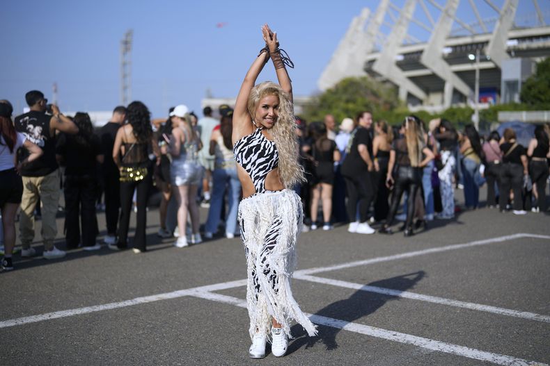 Zoe Chewin posa con su disfraz inspirado en Shakira mientras espera en la fila a que se abran las puertas en el Estadio Metropolitano, antes de un concierto de la estrella del pop en su ciudad natal de Barranquilla en Colombia, el jueves 20 de febrero de 2025. (Foto AP/Fernando Vergara)