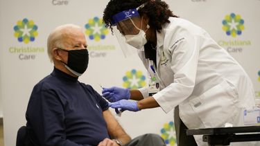 Joe Biden recibe primera dosis de vacuna contra COVID-19