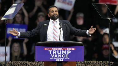 ARCHIVO - Kash Patel habla antes del expresidente y candidato republicano, Donald Trump, durante un acto de campaña en el Findlay Toyota Arena el 13 de octubre de 2024 en Prescott Valley, Arizona, EE.UU. (AP Foto/Ross D. Franklin)
